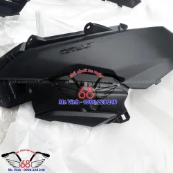 Ốp nhựa đen gác chân sau vario 2018